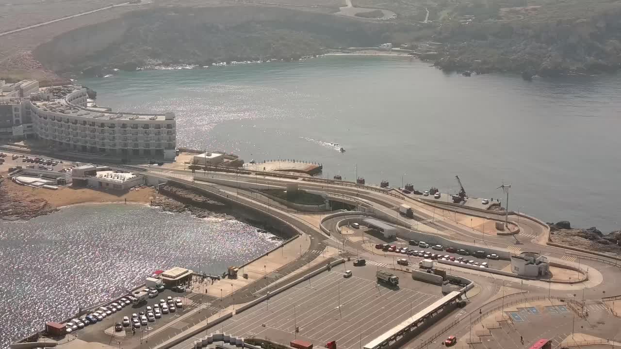 파라다이스 베이를 향해 cirkewwa 몰타 상공에서 무인 항공기 촬영