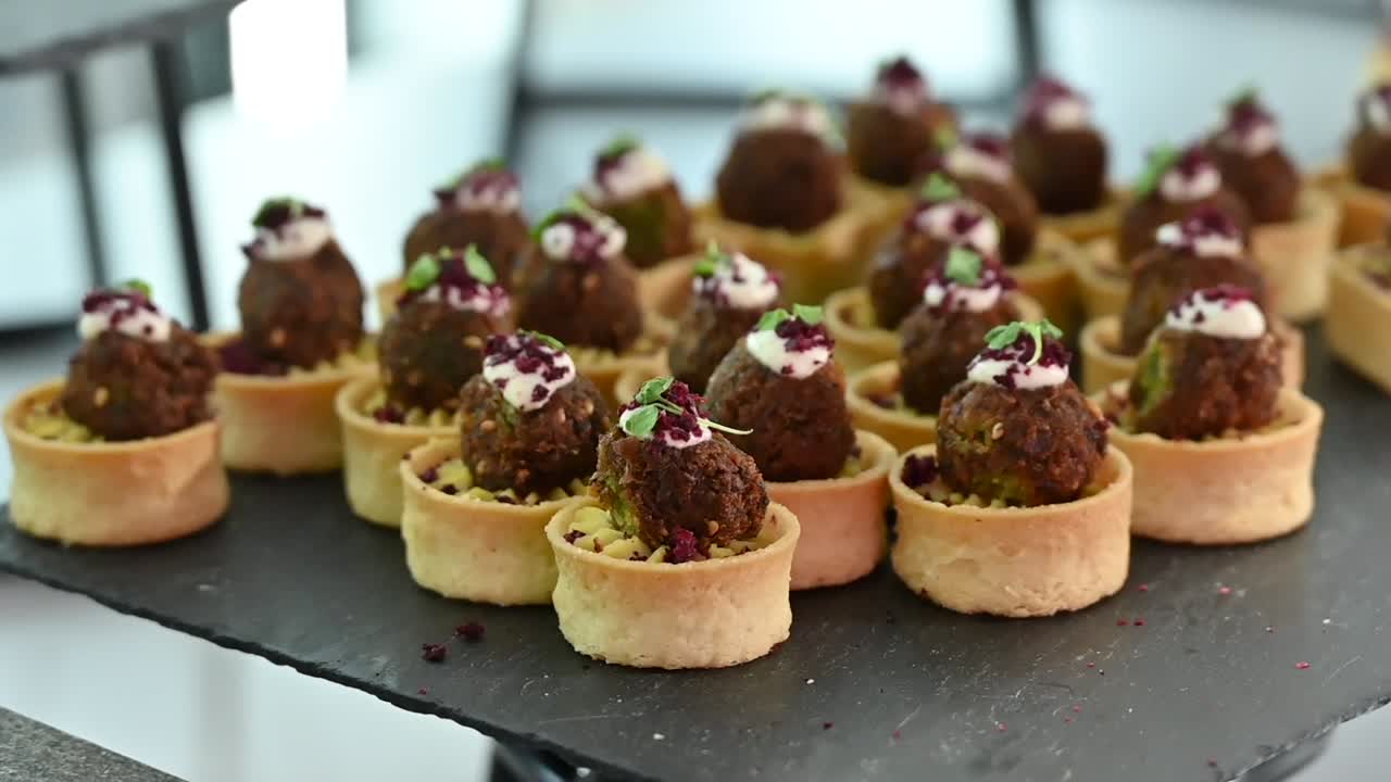 mini falafel y tarta de hummus, mini mordeduras árabes saladas