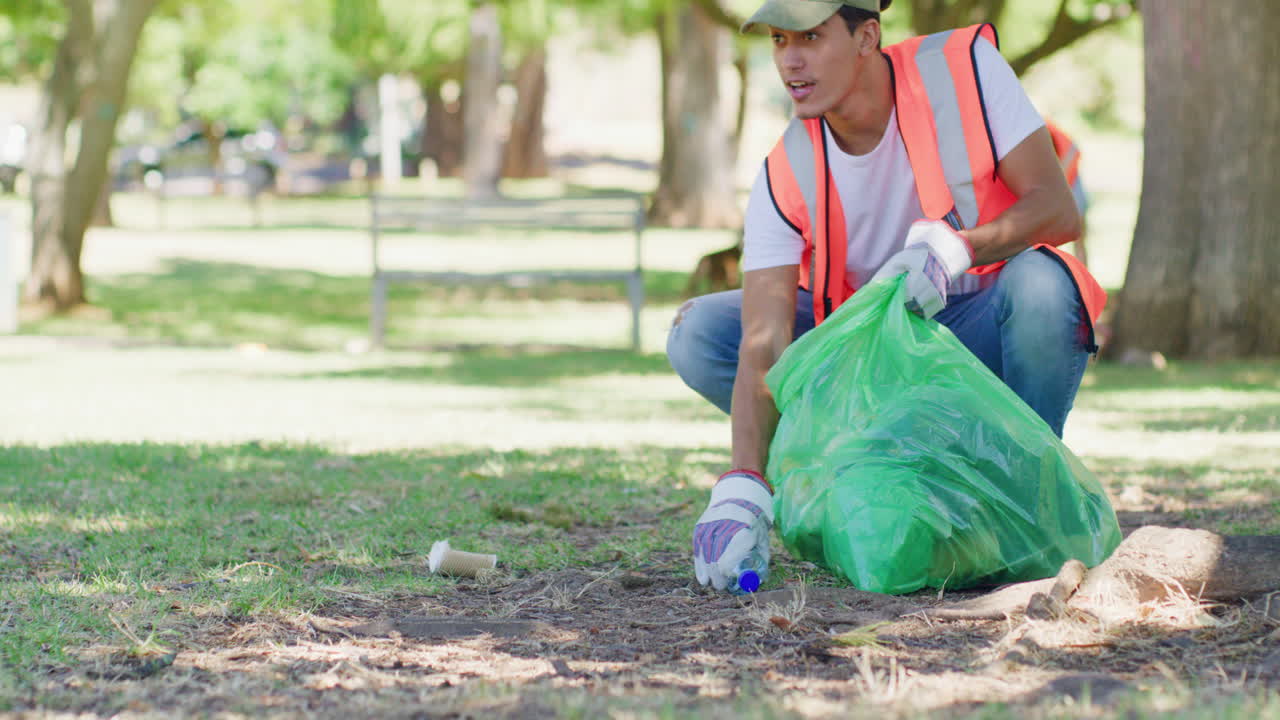voluntario masculino limpiando un parque en su comunidad