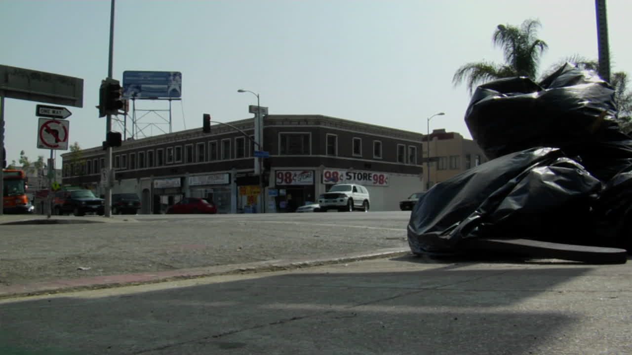 검은 쓰레기 봉투가 로스 앤젤레스의 도시 보도를 어지럽히고 있습니다.