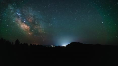 Lapso-De-Tiempo-Del-Santo-Grial-Del-Cielo-Nocturno-De-La-Vía-Láctea-De-Noche-A-Día-Con-Distorsión-De-Lente