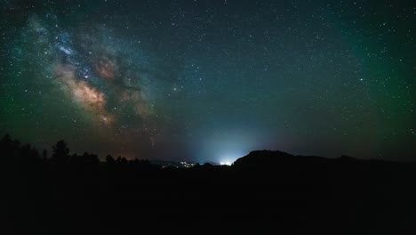 lapso de tiempo del santo grial del cielo nocturno de la vía láctea de noche a día con distorsión de lente