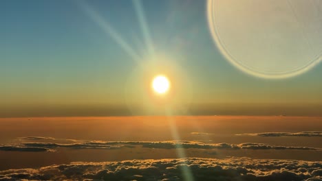 Spektakulärer-Sonnenuntergangsblick,-Aufgenommen-Aus-Einem-Jet-Cockpit-Während-Eines-Fluges-In-12.000-M-Höhe-In-Richtung-Westen