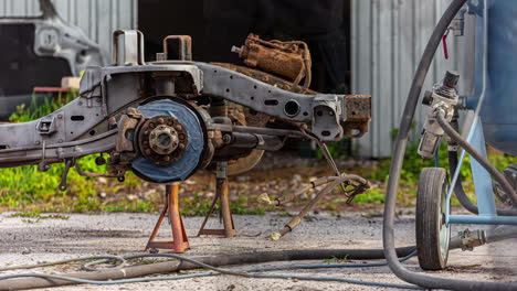 Zeitraffer-Eines-Mechanikers,-Der-In-Seiner-Werkstatt-Bei-Tageslicht-An-Einem-Fahrzeug-Arbeitet