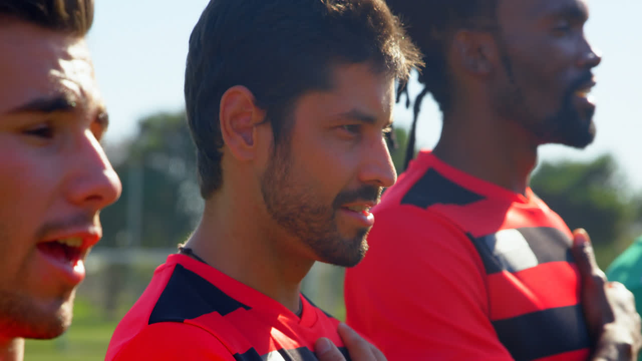 jugadores de fútbol rindiendo homenaje al país antes de comenzar el juego 4k