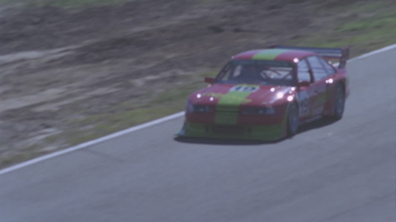un coche de carreras conduciendo en una pista de circuito