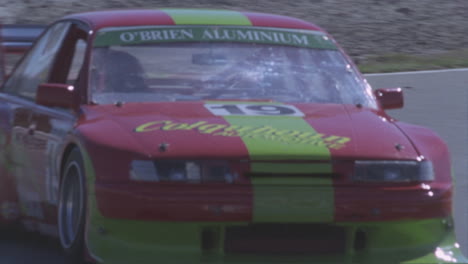 un coche de carreras conduciendo en una pista de circuito