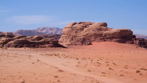 Vasto-Paisaje-Salvaje-Del-Desierto-De-Wadi-Rum,-Valle-De-La-Luna,-Arenisca-Roja-Y-Terreno-Montañoso-Rocoso-De-Granito-En-Jordania,-Oriente-Medio