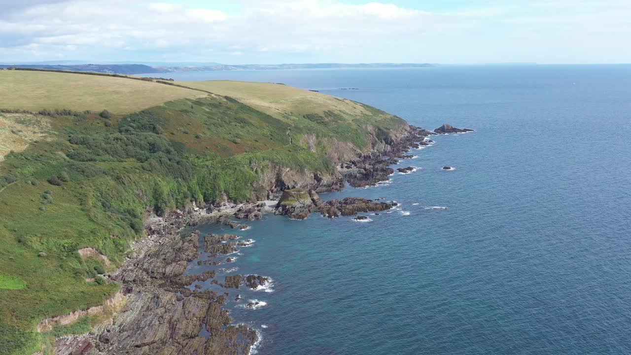 широкий вид с воздуха на юго-западную прибрежную тропу между лоо и полперро