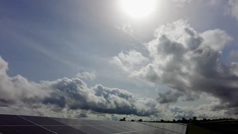 granja de energía verde fotovoltaica inclina hacia abajo la vista desde el cielo soleado al panel solar, transformando la luz solar natural en suministro de energía para el concepto de emisión cero de ciudad inteligente