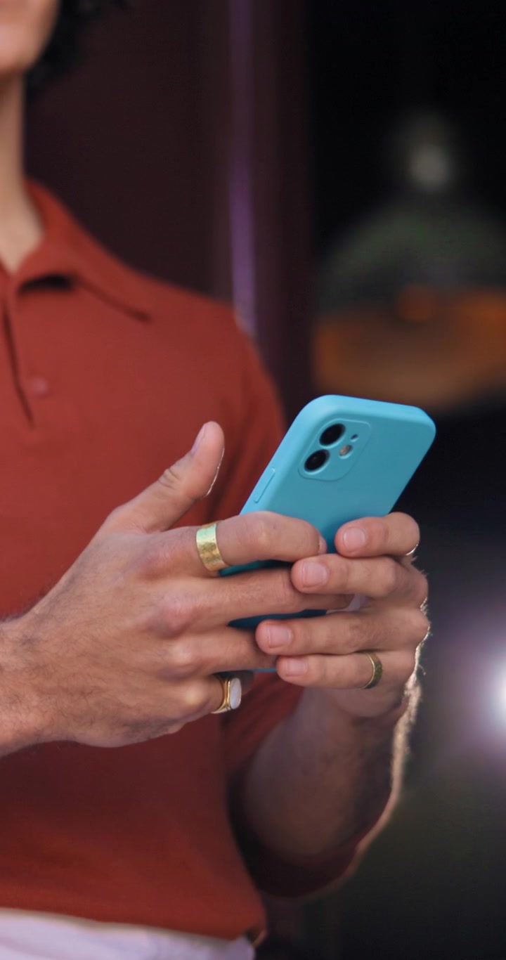 Giovane uomo che usa uno smartphone in un ambiente informale