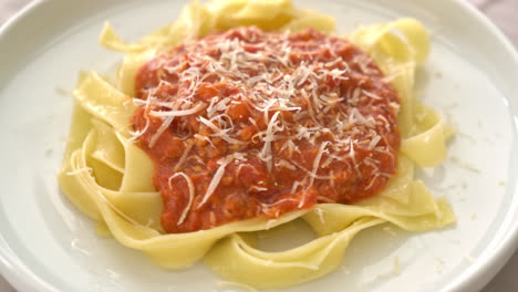 pasta fettuccine a la boloñesa de cerdo con queso parmesano - estilo de comida italiana