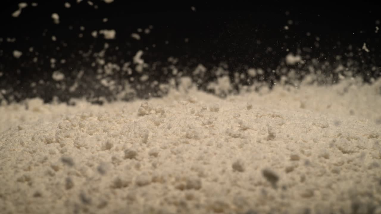 검은 표면에서  ⁇ 는 단백질 가루 슈퍼 슬로우 모션 보디빌딩, 피트니스 및 체육관 라이프 스타일