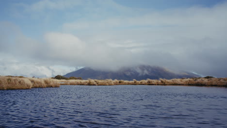 paisaje de lago de montaña