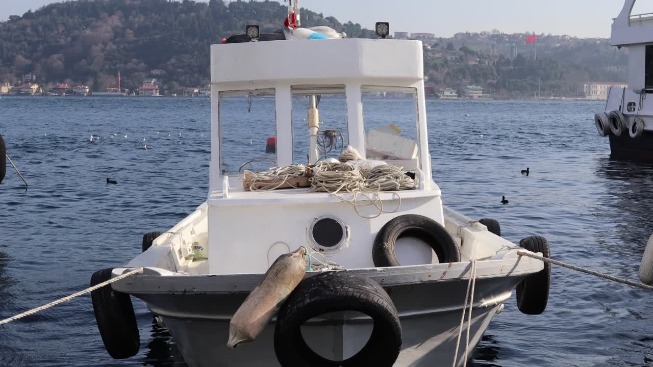 터키 이스탄불에서 낮에 바닷새를 배경으로 물에 정박하고 떠 있는 어선