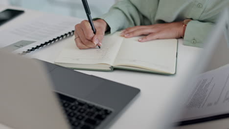 Mujer-De-Negocios,-Manos-Y-Escritura-En-Libro