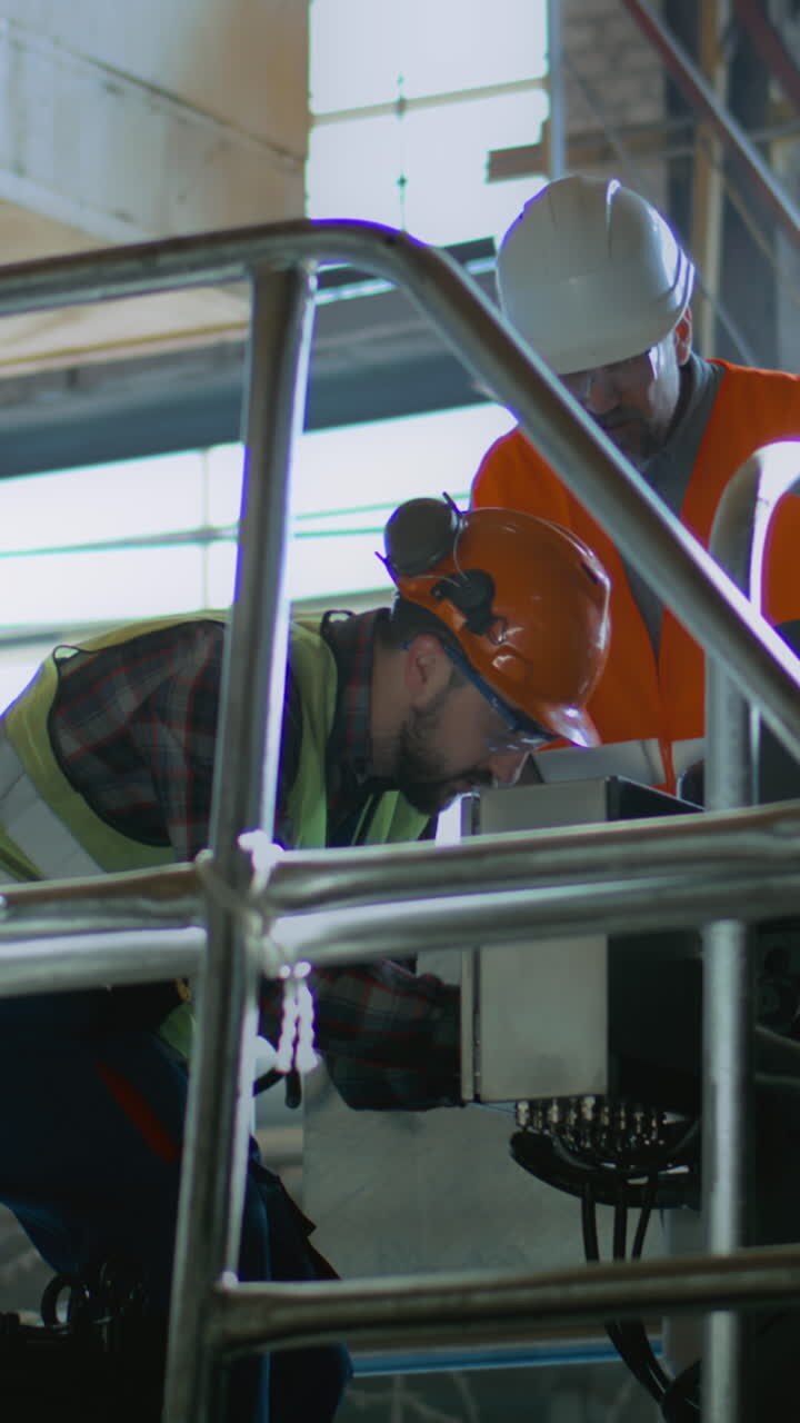 squadra di manutenzione industriale che ispeziona i macchinari