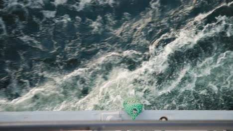 una toma de arriba hacia abajo de una estela de agua de un crucero