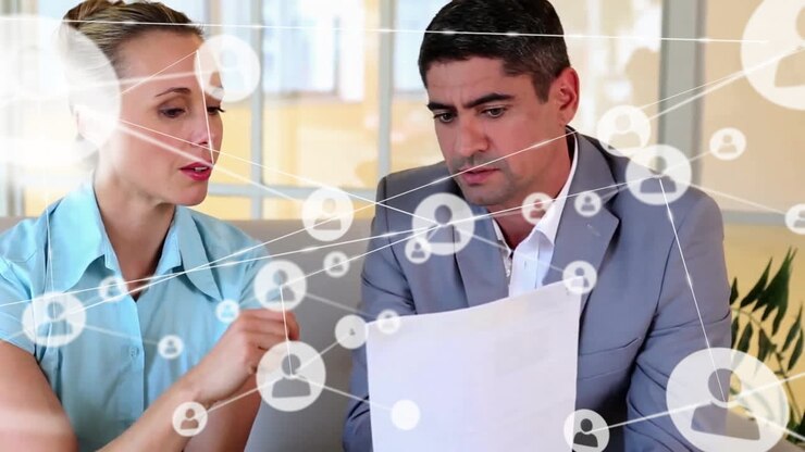 Animazione di una rete di connessioni con icone su diversi professionisti che leggono documenti