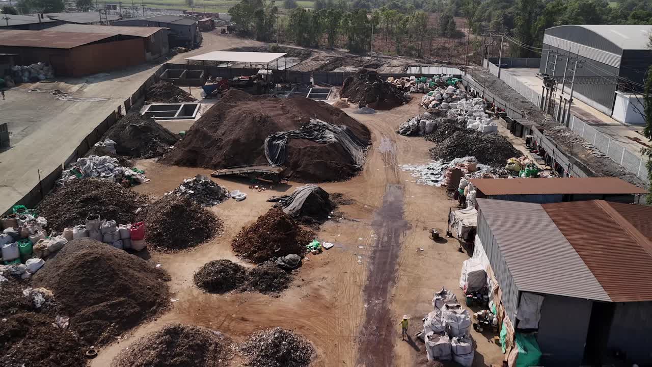 la revolución del reciclaje la transformación de los residuos en recursos la instalación de gestión de residuos el vertedero de residuos electrónicos el procesamiento de residuos tóxicos la molienda la micro contaminación