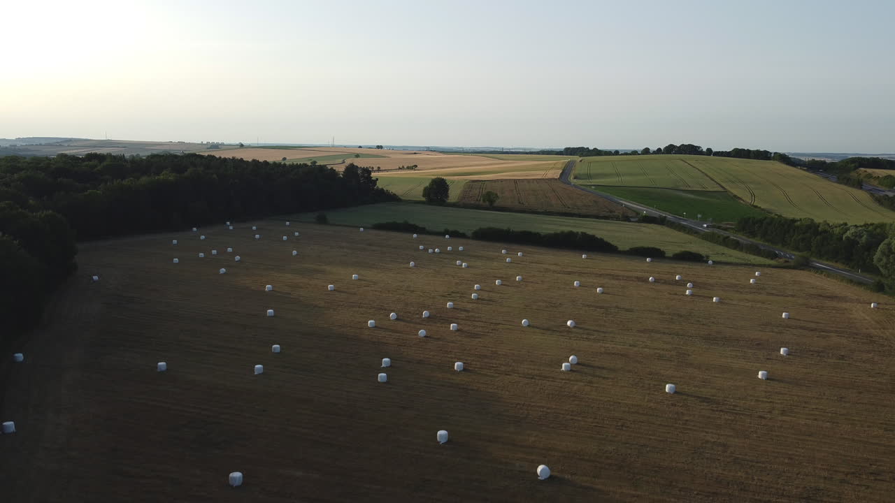 взгляд с воздуха на сельскохозяйственные угодья с балами сена