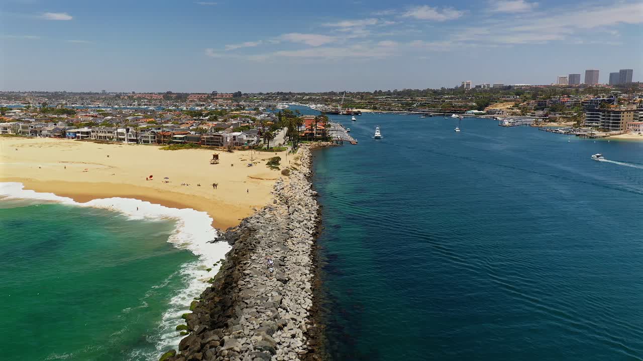 Vista Aerea Del Frangiflutti, Del Canale E Di The Wedge A Newport Beach, California