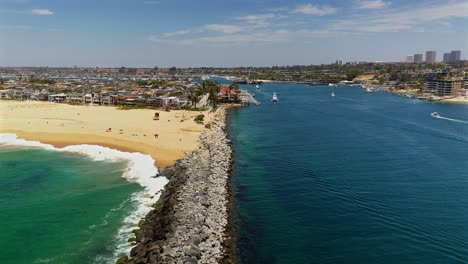 Vista-Aérea-De-La-Pared-De-Ruptura,-El-Canal-Y-La-Cuña-En-Newport-Beach,-California