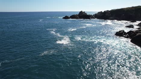 Vuelo-Bajo-Sobre-Las-Rocas-Costeras-De-Viña-Del-Mar-Con-Un-Océano-En-Calma,-Chile.