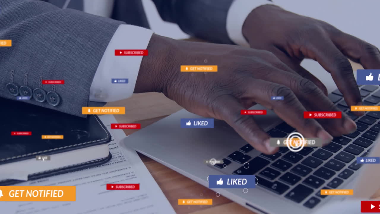 animación de texto y procesamiento de datos digitales sobre un hombre afroamericano usando una computadora portátil