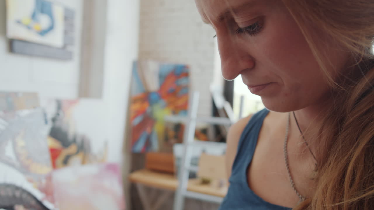 Kvindelig kunstner i et atelier