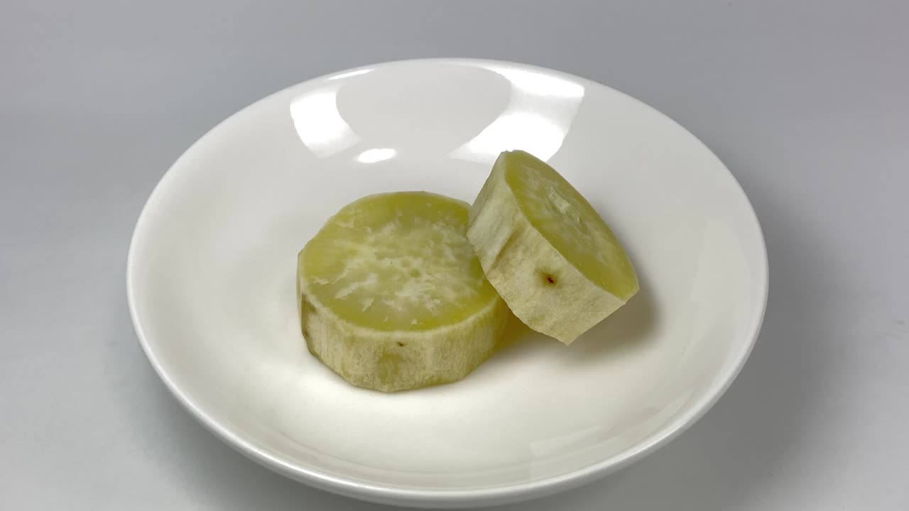 둥근 조각으로 잘라진 달한 감자