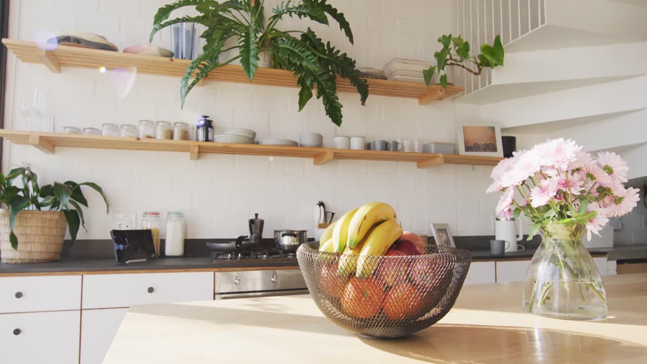 vista general de la cocina moderna con mostrador, equipos de cocina y frutas