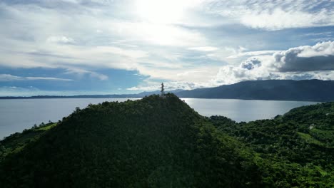 Antena-Fly-to-Boat-Lighthouse-Rodeado-De-Selva-Tropical,-Cabugao-Bay,-Catanduanes,-Filipinas