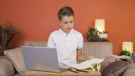 Niño-Estudiando-En-Una-Computadora-Portátil-Charlando-Facetime.