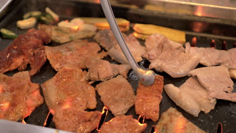 comida tradicional coreana de carne de cerdo a la barbacoa