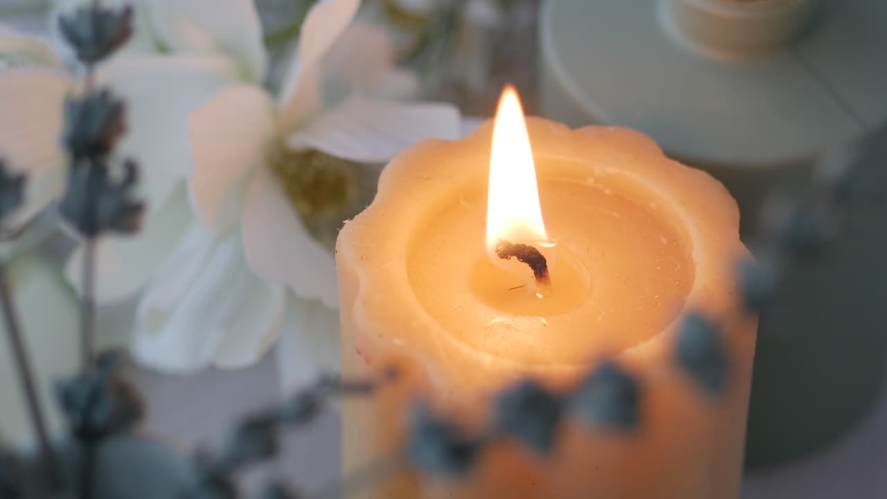 vela encendida con flores