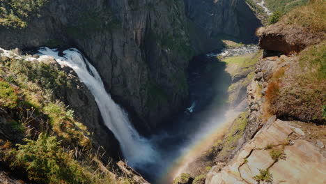 majestätischer wasserfall woringsfossen in norwegen beeindruckende schönheit der skandinavischen natur