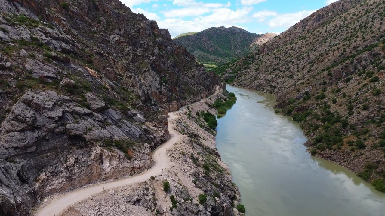 Ripresa con drone del fiume Eufrate che scorre attraverso il Canyon di Karanlik, lungo la pericolosa Strada di Pietra di Kemaliye. Famoso luogo d'interesse, aspre scogliere di montagna e paesaggio naturale in Turchia.