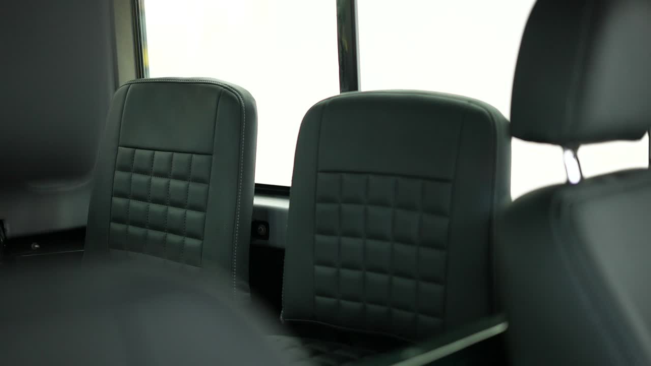 land rover defender classic color verde musgo 110, coche safari británico vintage 1990