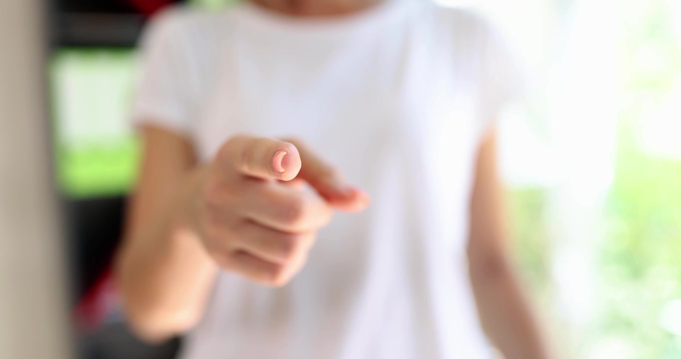 La mano femminile indica in avanti con il dito indice