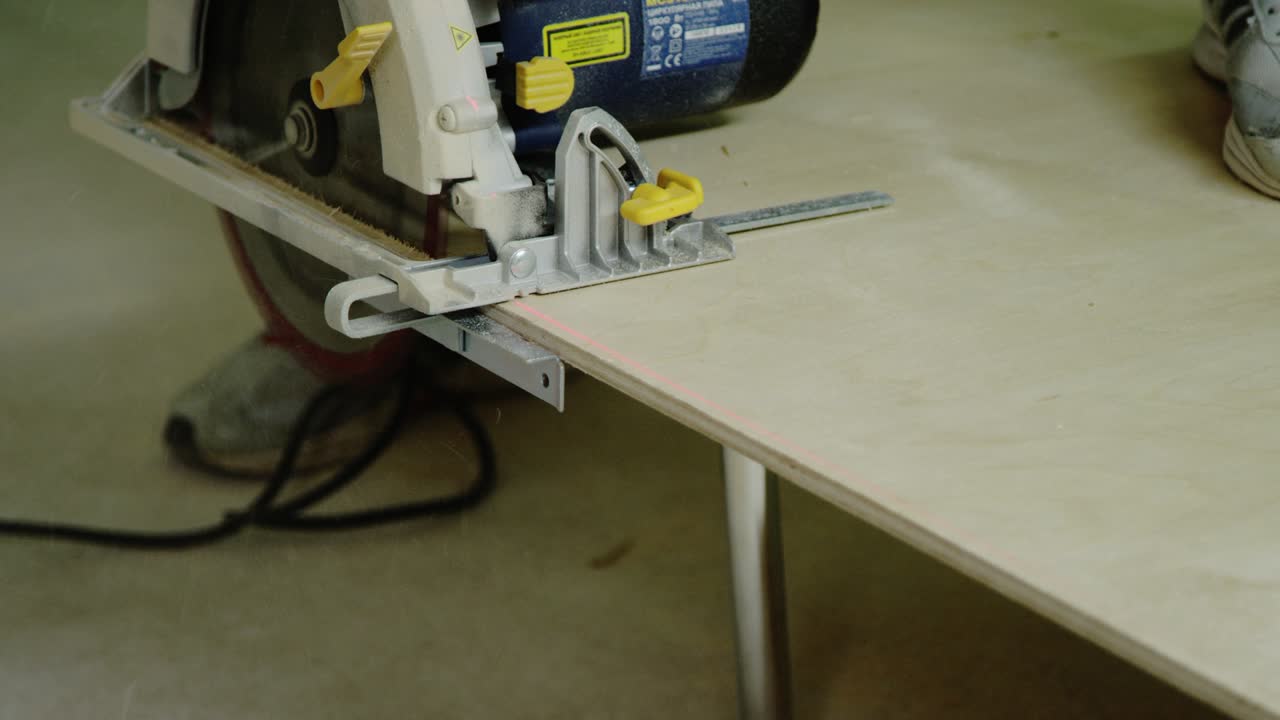 circular saw cutting a plywood
