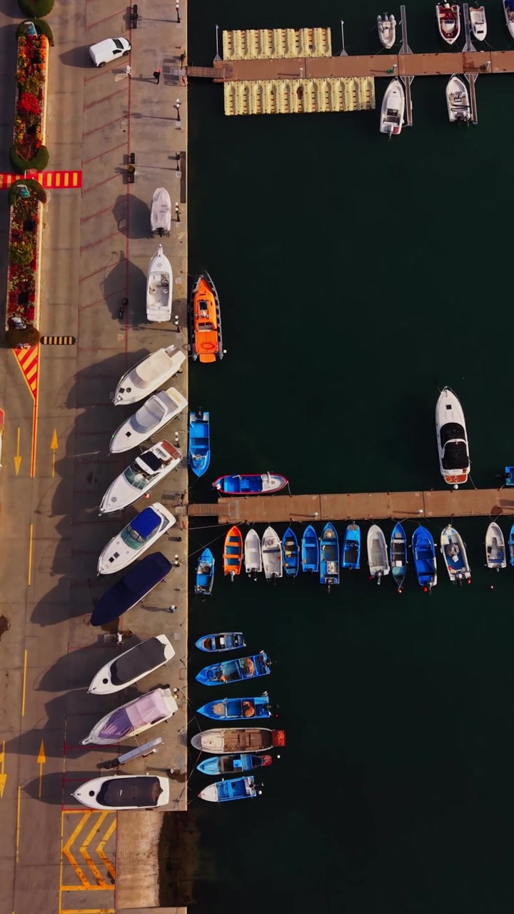 Luftfoto af bådmarina nær vandfront i Bulgarien om efteråret
