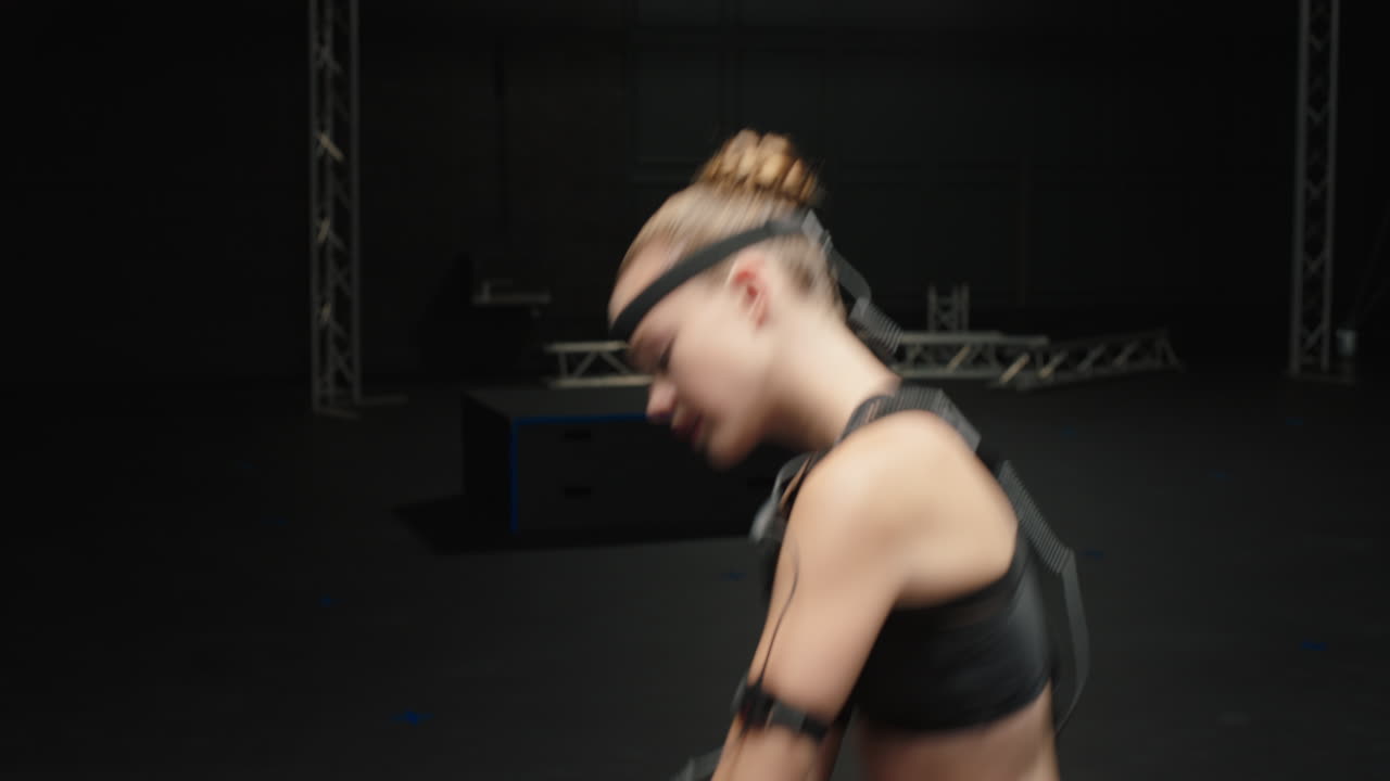 스튜디오에서 모션  ⁇ 처 슈트를 입은 춤추는 여성 발레 댄서 소녀 가상 현실 기술에 대한 3d 캐릭터 애니메이션을 위해 모  ⁇  슈트를 입은 소녀