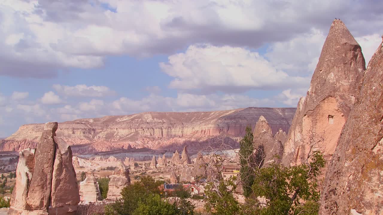 카파도키아 칠면조 4의 암석 위에 아름다운 시간 경과 구름