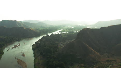 Vuelo-Sobre-El-Río-Catumbela,-Benguela,-Imágenes-De-Angola-Con-Drone,-120-Fps