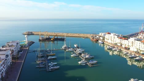 el puerto de agadir: una bulliciosa puerta de entrada marítima