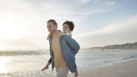 Familie,-Vater-Und-Kind-Am-Strand-Für-Huckepack