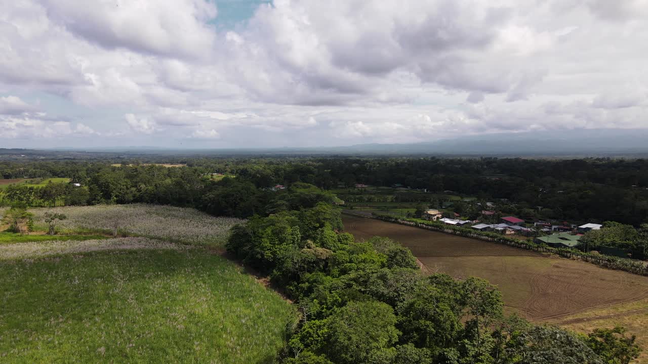 imágenes aéreas de 4k de tierras de cultivo costarricenses en la provincia de alajuela