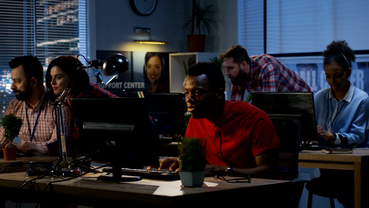 성공한 남자가 동료들과 함께 축하하고 있습니다.