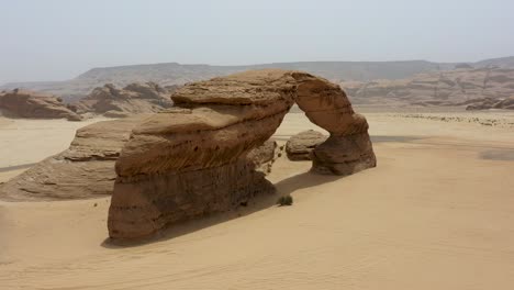 "arch rock, al ula" este video destaca el icónico arch rock de al ula, su impresionante formación y la belleza del desierto. ideal para promociones de turismo y aventura.